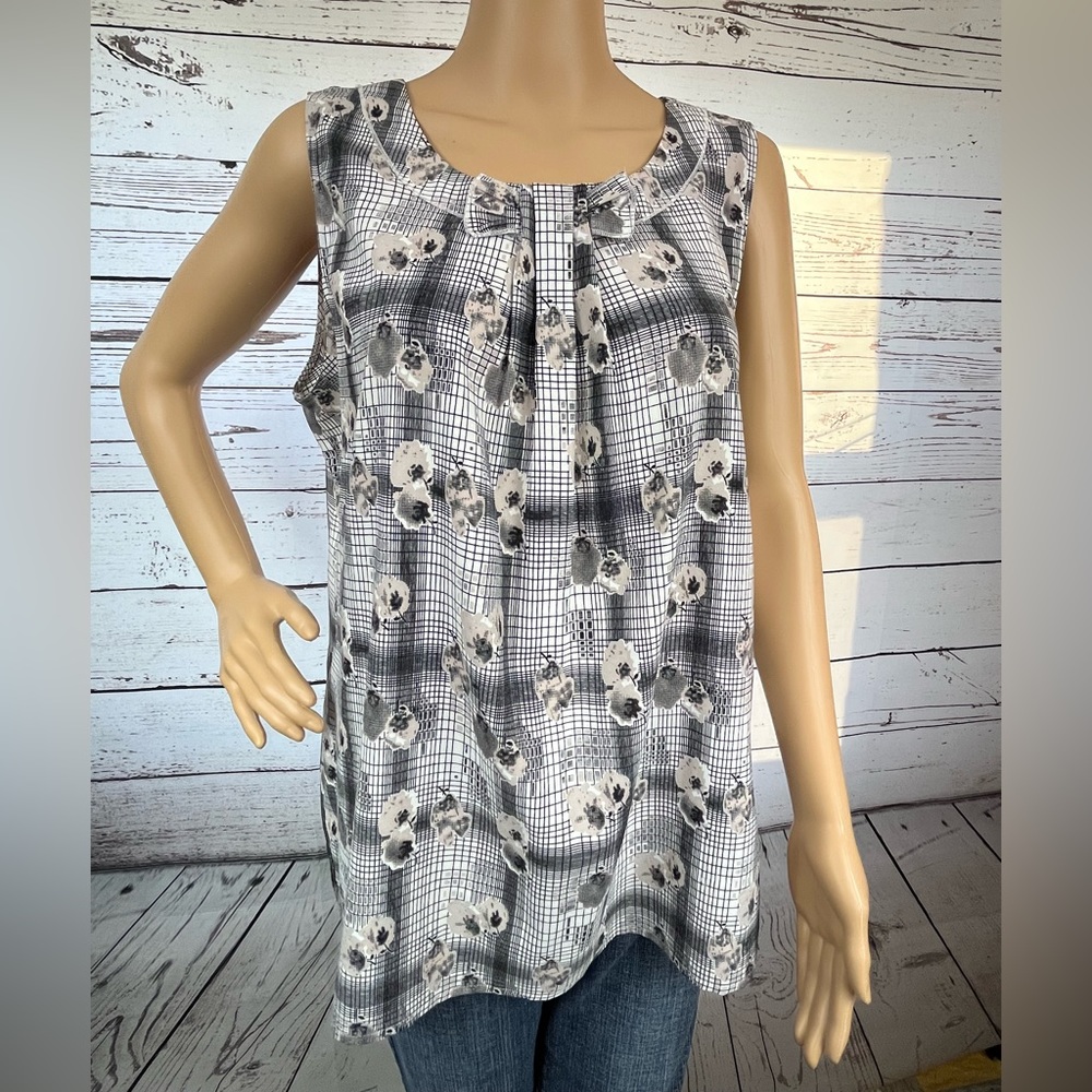 Beautiful Ann Taylor sleeveless top!